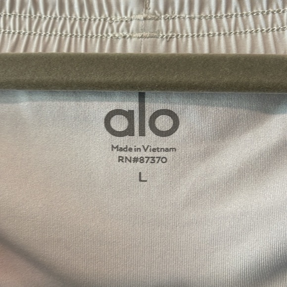 ALO Athletic Shorts 5” - Picture 4 of 4